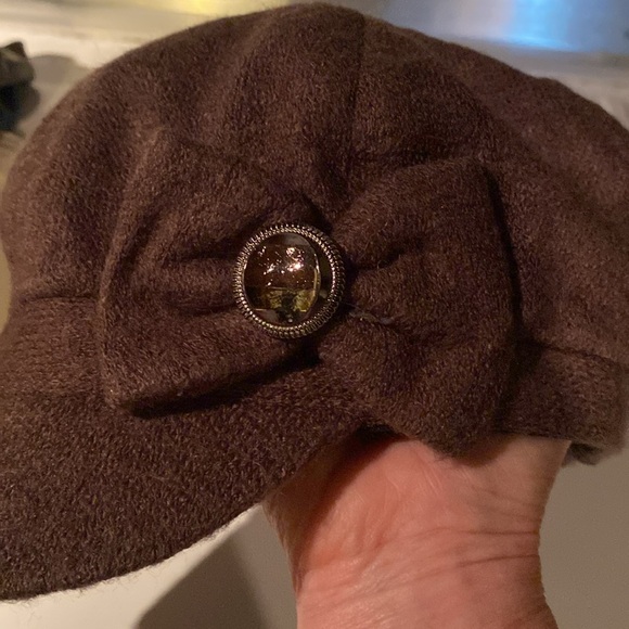 Brown ladies hat with brim, and bow/bling decoration on side. - Picture 5 of 9